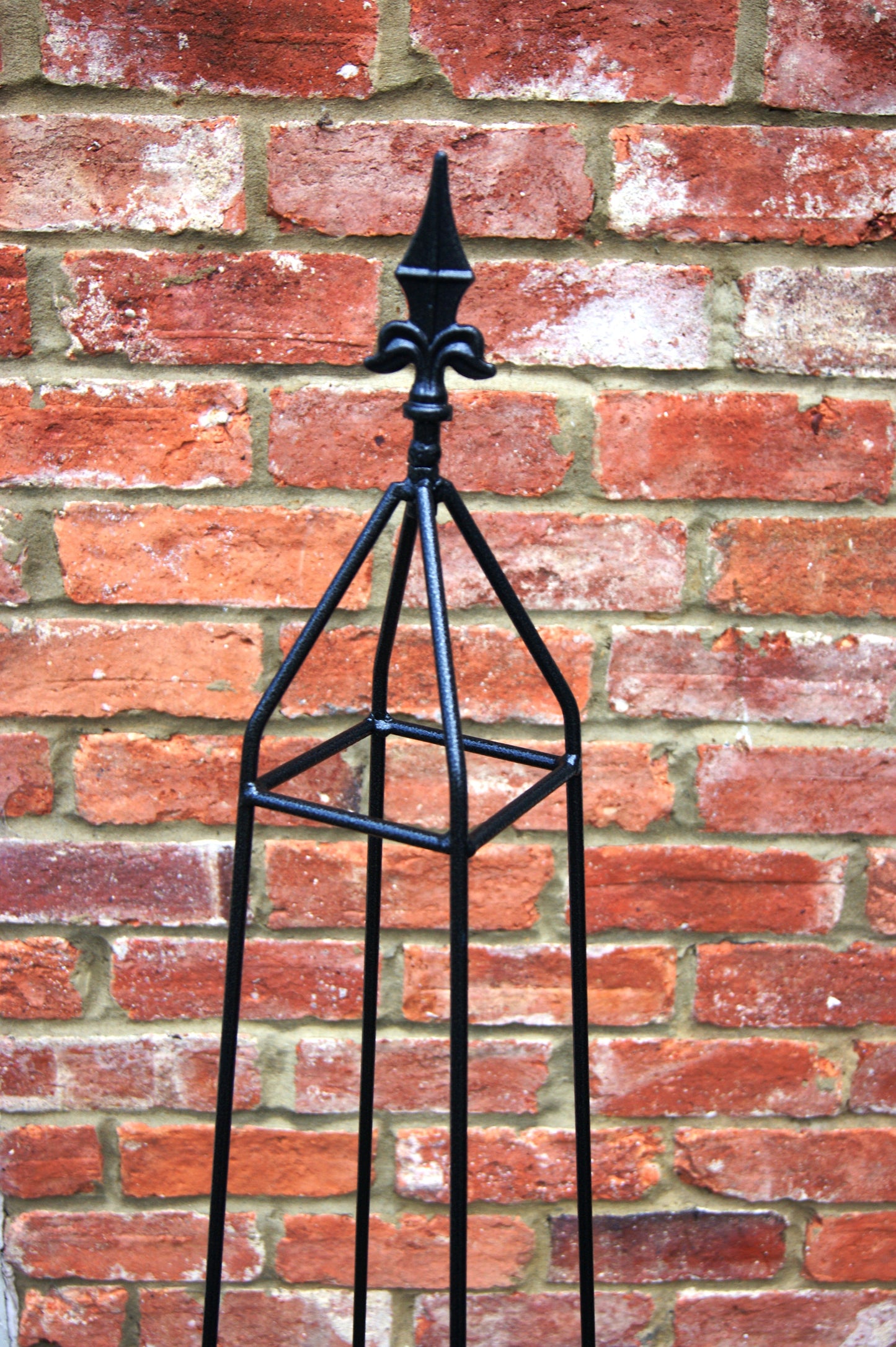 CLEO OBELISK WITH FINIAL TOP